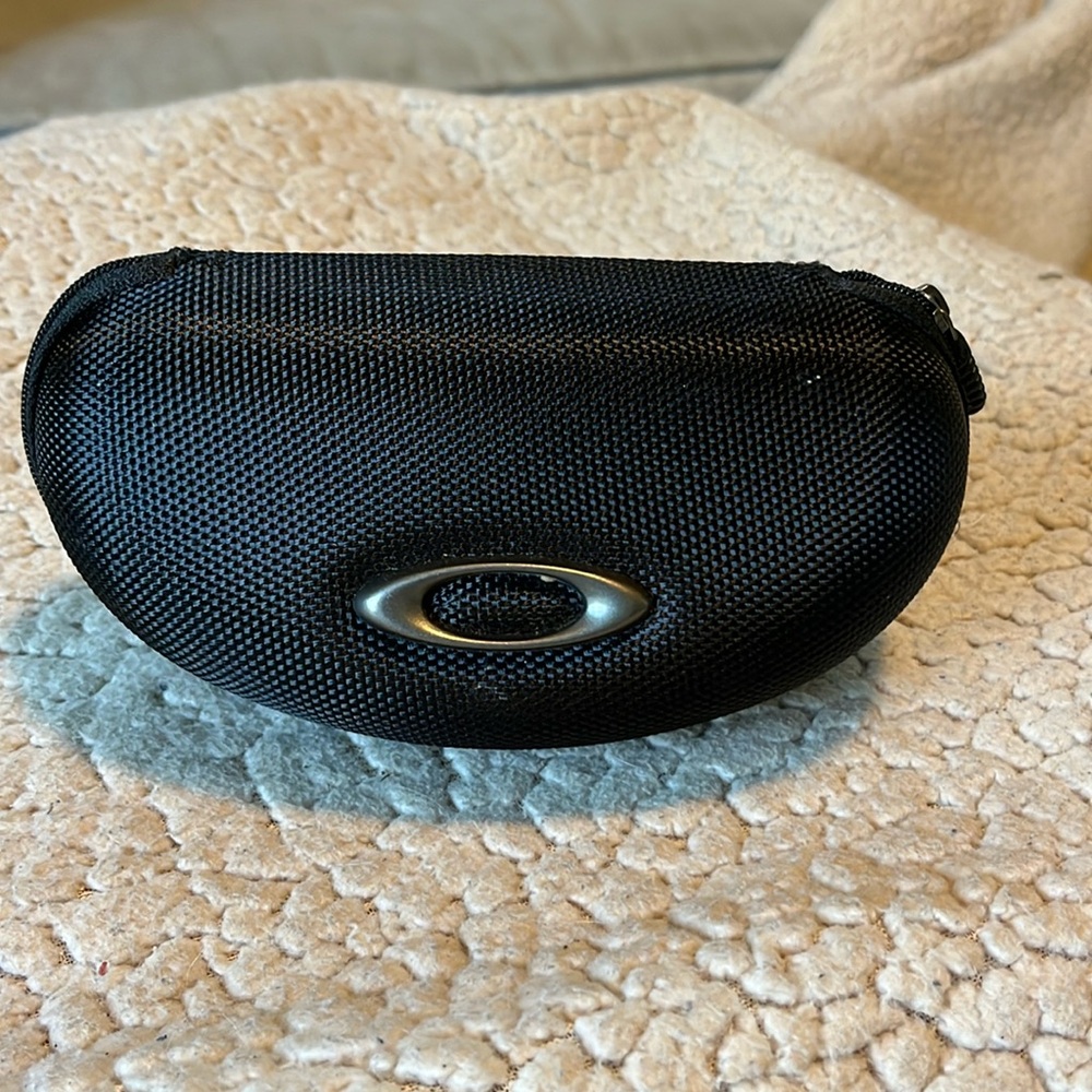Padded zip Oakley sunglasses case
